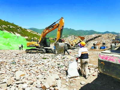 燕山鳳凰亭2號(hào)涵洞黑渣土場(chǎng)上,工人正在對(duì)建筑垃圾與生活垃圾進(jìn)行二次分揀。