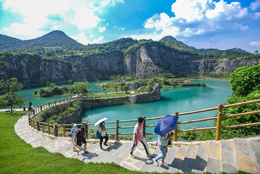 7月22日,渝北銅鑼山礦山公園,峭壁懸崖下,清澈湛藍的湖水吸引了不少游客前往游玩。
