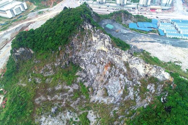 南寧市隆安縣點燈山礦山生態(tài)修復綜合治理項目實施前,廢棄礦山千瘡百孔、滿目瘡痍