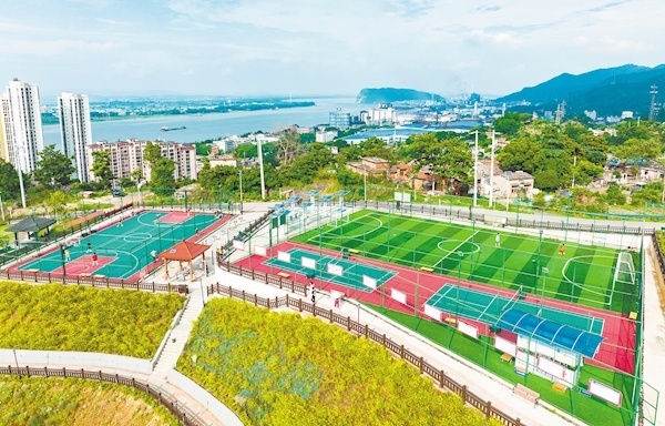 黃石市黃荊山飛云煤矸石山經(jīng)過治理修復(fù),蝶變?yōu)樵O(shè)備齊全的運(yùn)動公園。圖為6月3日,市民在此享受運(yùn)動樂趣。