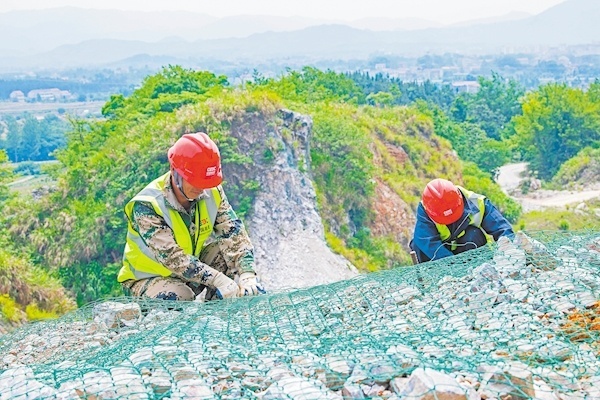 5月18日,武穴市觀山寨礦區(qū)北泉凹礦段山體修復(fù)現(xiàn)場,中南電力設(shè)計(jì)院有限公司施工人員正在進(jìn)行山體護(hù)網(wǎng)綁扎。