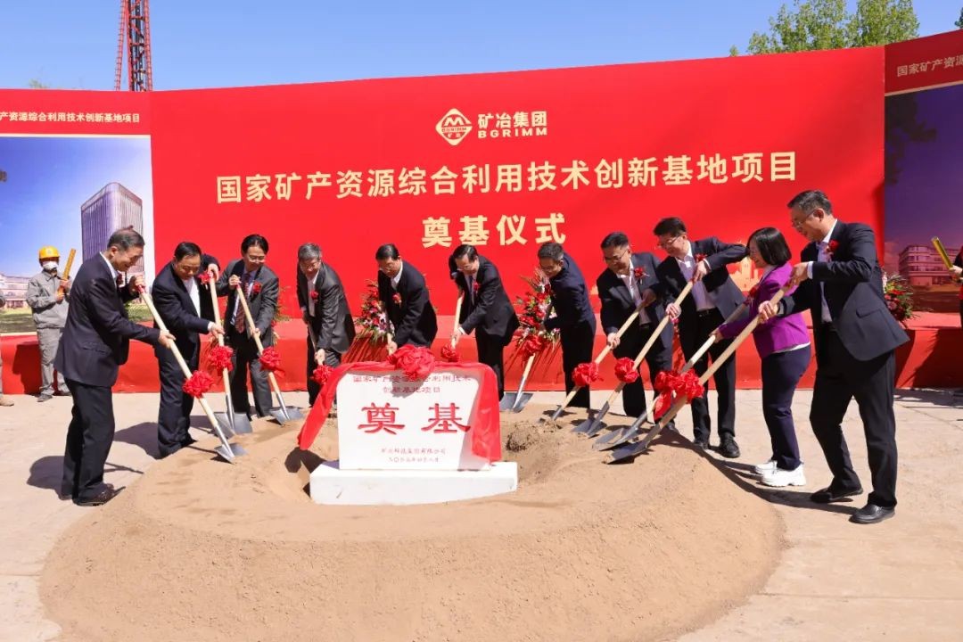 出席奠基儀式的領(lǐng)導(dǎo)和嘉賓為項(xiàng)目培土奠基。
