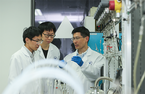 科研團隊成員：從左往右為楊立峰、崔稷宇、邢華斌（文中圖片均由浙江大學(xué)提供）