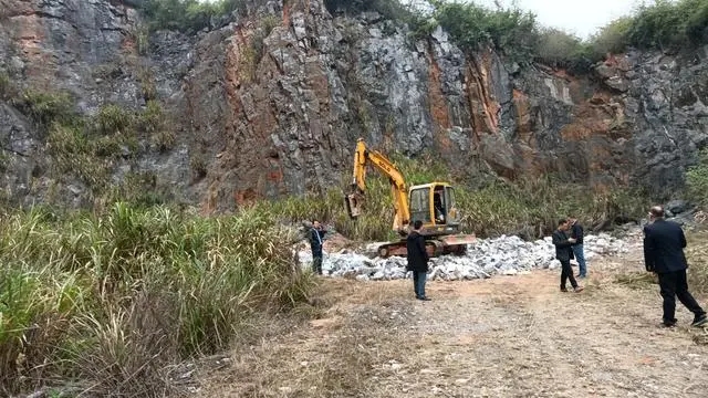 圖為非法開采現(xiàn)場