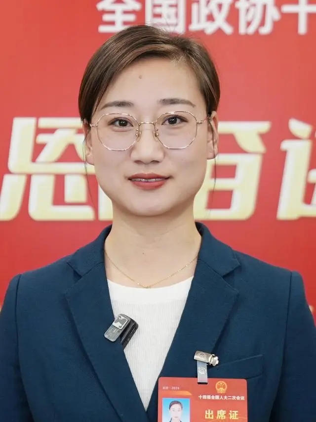 全國人大代表,江蘇省連云港市海州區(qū)新壩鎮(zhèn)小蕩村黨總支書記、村委會主任徐瑤