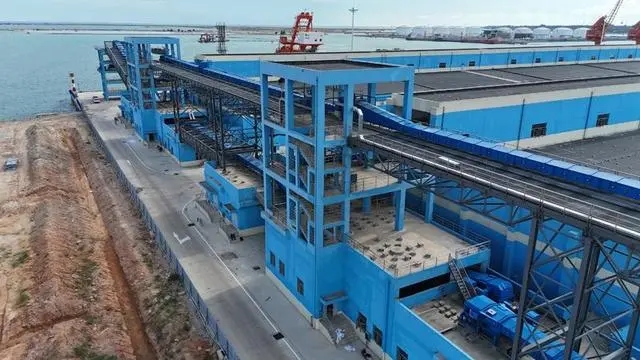 新建的化肥倉(cāng)庫(kù)帶式輸送機(jī)作業(yè)線。中交一航局供圖