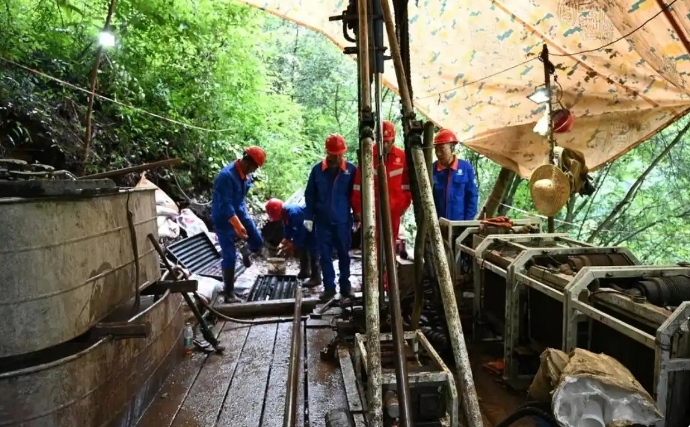 地質(zhì)工作者在開展錳礦勘探作業(yè)。四川省第五地質(zhì)大隊(duì)供圖